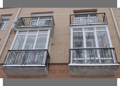 Французское остекление балкона пластиковыми окнами с фигурными ограждениями в Котельниках