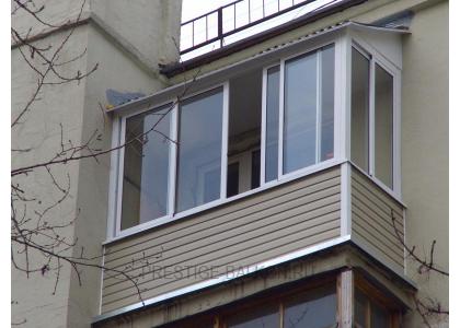 Холодное остекление балкона раздвижными окнами с выносом и крышей в Котельниках