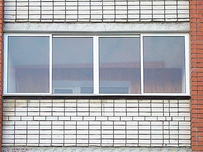 Холодное раздвижное остекление алюминиевыми окнами с подоконником в Котельниках