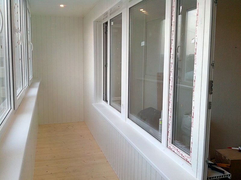 Теплое остекление балкона профилем rehau с утеплением и деревянной отделкой в Котельниках